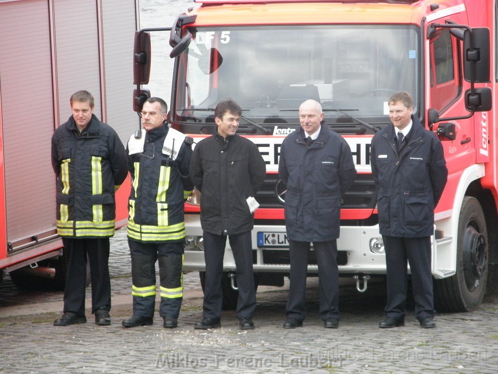 Neue LF`s fuer Koeln Uebergabe in Koeln Deutz an den Wachen  P041.JPG